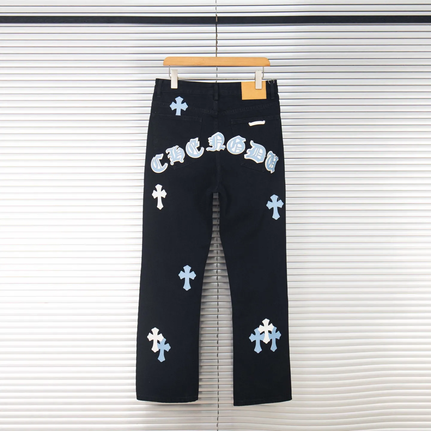P260 Chrome Hearts Black Pants, Sanskrit Blue and White Multi-Leather Jeans. CH jeans need to be washed and then disassembled and hand-stitched with sheepskin cross leather and then spliced ​​together. The whole piece has too many craftsmanship to explain. The patchwork is decorated with cross patterns and the high-waisted washed jeans! ! Absolutely high-end luxury products, god-level single products and super popular products, made with top heavy industry, a must-see magic weapon. Customized hardware. The fabric is thick and soft after washing. It has good breathability. Customized small leather label. Unique design. The details are simple and elegant, and the workmanship is exquisite. The entire trousers are neatly routed and the details are in place! It’s so cool that both men and women can easily control the genderless trend! Style number: 1801# Color: black Size: 28 30 32 34